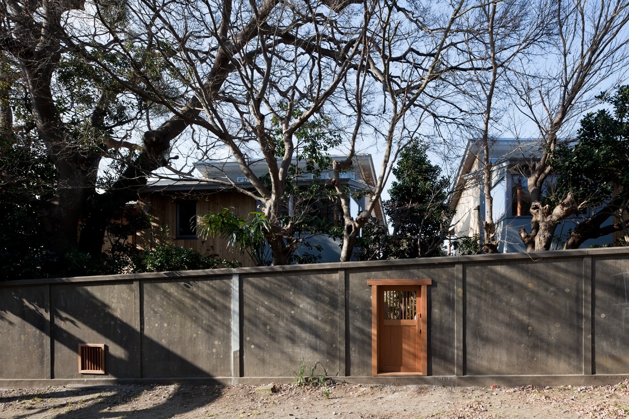 Preserved wall towards the pedestrian street with the ventilation grills and a new service door.   Preserved wall towards the pedestrian street with the ventilation grills and a new service door.